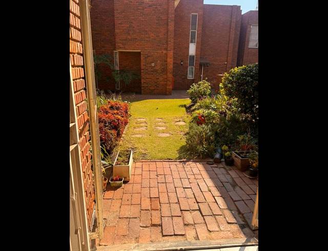 1 BEDROOM TOWNHOUSE FOR SALE IN MALVERN EAST EXT